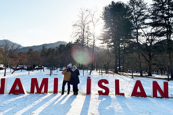 Đảo Nami (Nami Island, 남이섬) – hòn đảo thơ mộng gần Seoul nổi tiếng với hàng cây xanh rợp, con đường lãng mạn và khung cảnh như phim Hàn